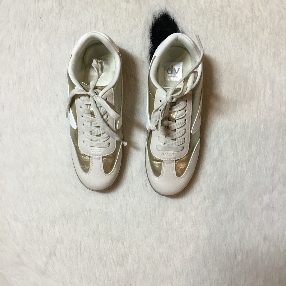 DV by Dolce Vita Quantum sneakers in a gold and white/tan colorway - Picture 3 of 7